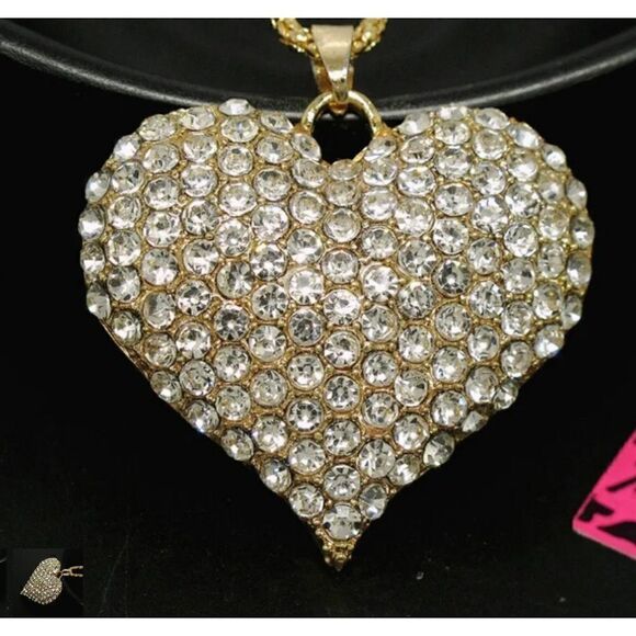✨ Betsey Johnson sparkling crystal heart ❤️ pendant ✨ - Picture 1 of 7